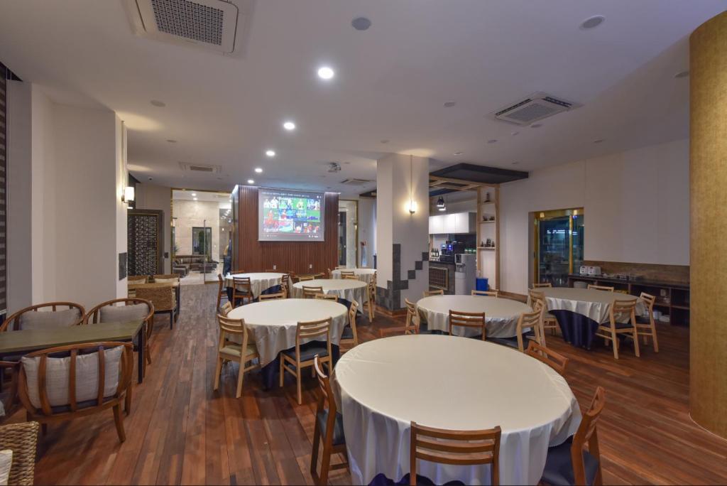 Restaurace v ubytování Sea Moon Tourist Hotel