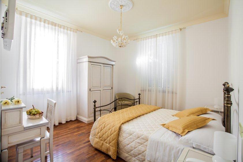 Postel nebo postele na pokoji v ubytování Il Portico Camere e Caffè - centro Città