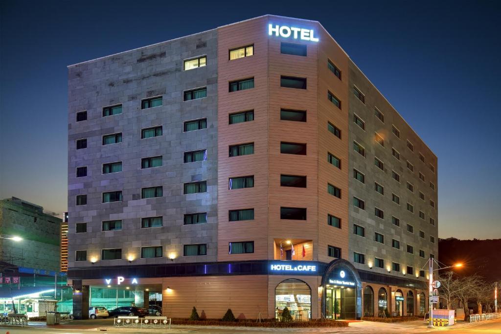 um hotel com um sinal ao lado em Sea Moon Tourist Hotel em Incheon