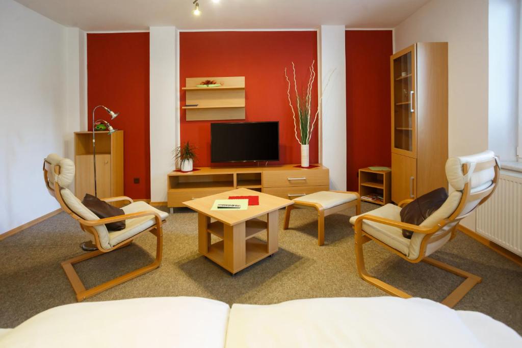 利托米什爾的住宿－克勞斯旅館，客厅配有沙发、椅子和电视