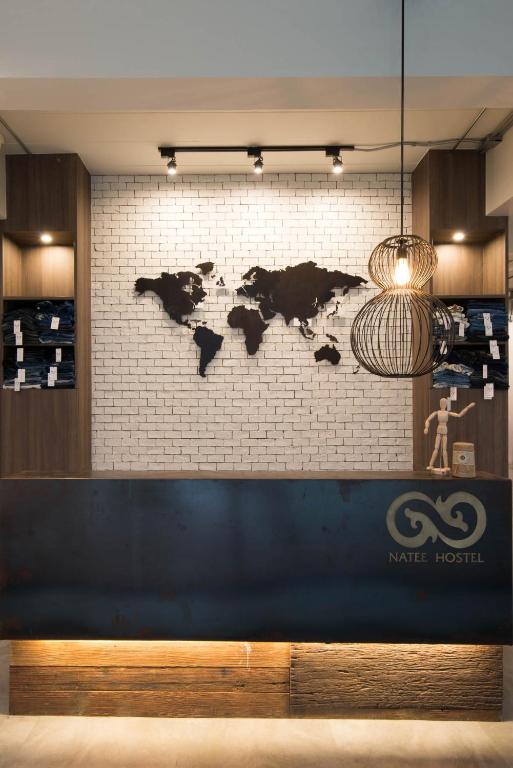 Una mappa del mondo su un muro in un negozio di Natee Hostel a Bangkok