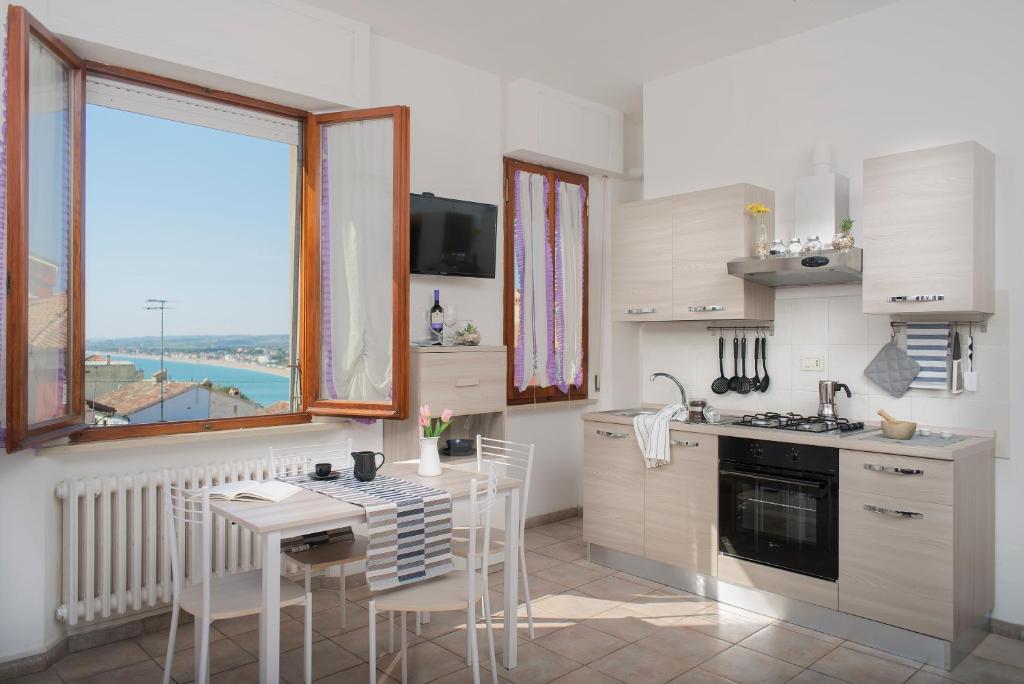 Кухня или мини-кухня в Viverenumana appartamenti la tua casa in centro a pochi passi dal mare
