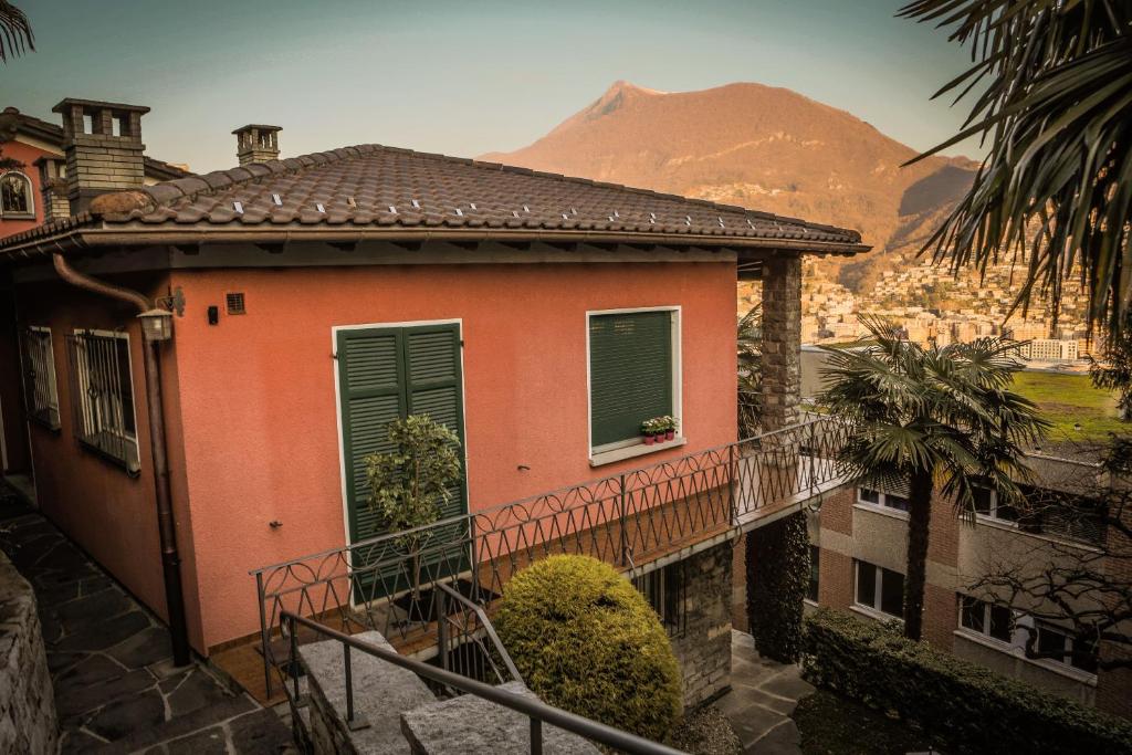 una casa con balcone con una montagna sullo sfondo di casa nico a Lugano