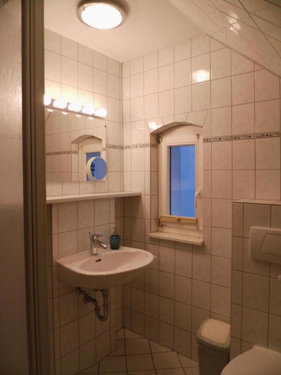 A bathroom at Apartments Haus Eintracht Sellin