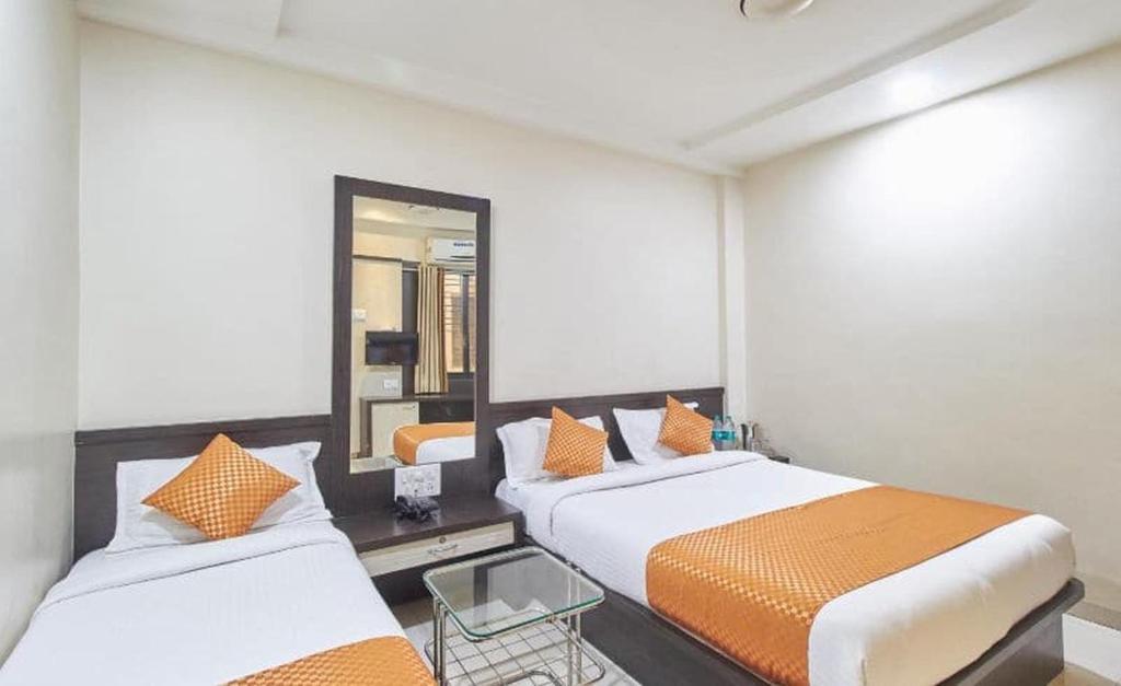 Postel nebo postele na pokoji v ubytování Hotel Shanti Kamal