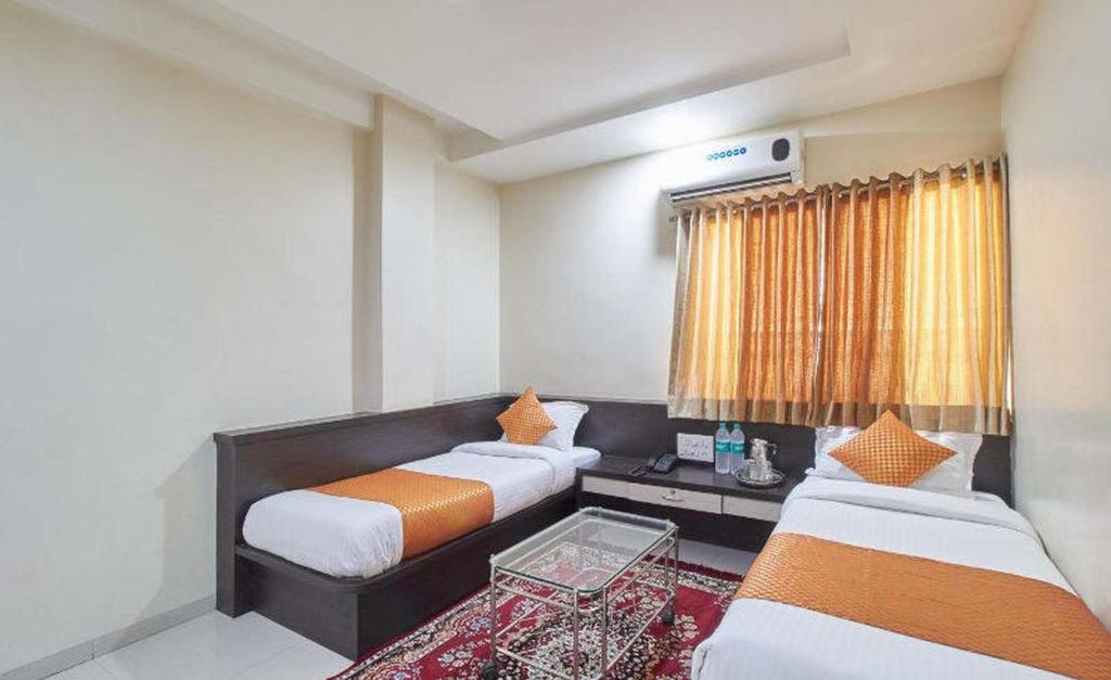 Postel nebo postele na pokoji v ubytování Hotel Shanti Kamal