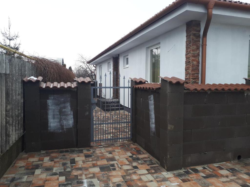 czarny płot przed domem w obiekcie M47 Vendégház-Airport w Debreczynie