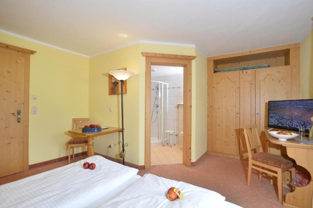 Postel nebo postele na pokoji v ubytování Pension und Apartments Landhaus Marie