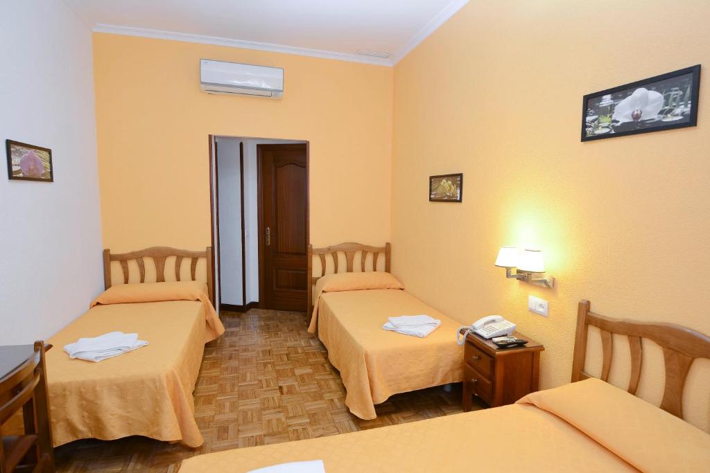 A bed or beds in a room at Hostal Edreira