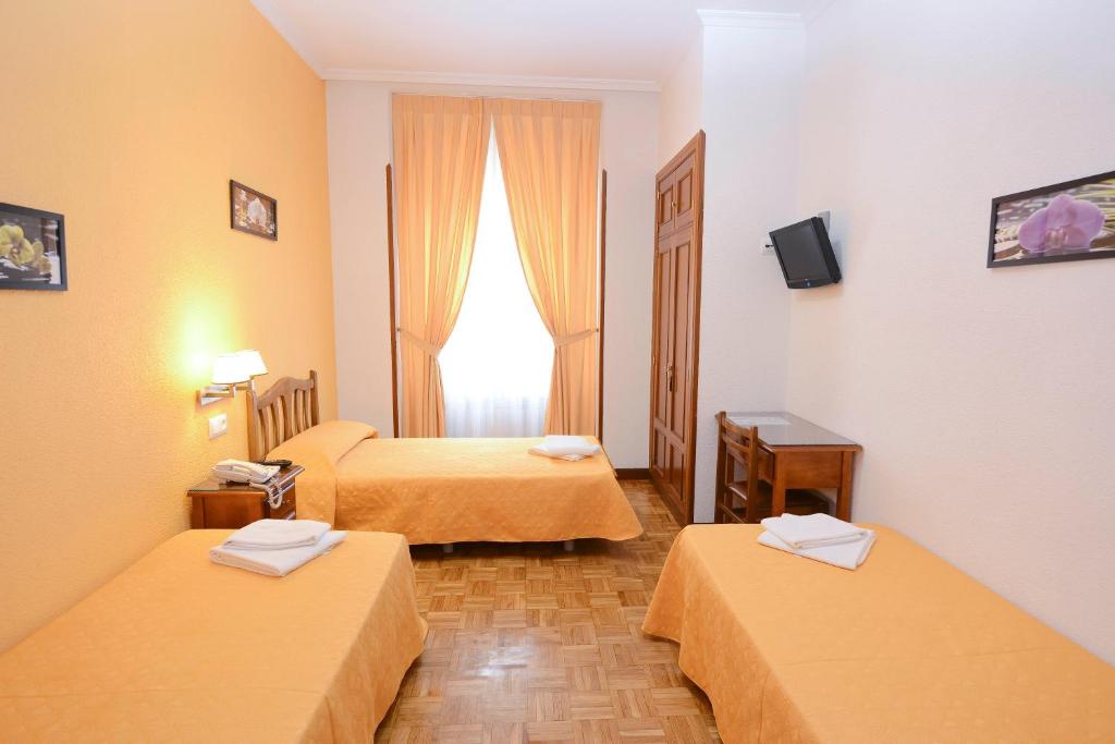 A bed or beds in a room at Hostal Edreira