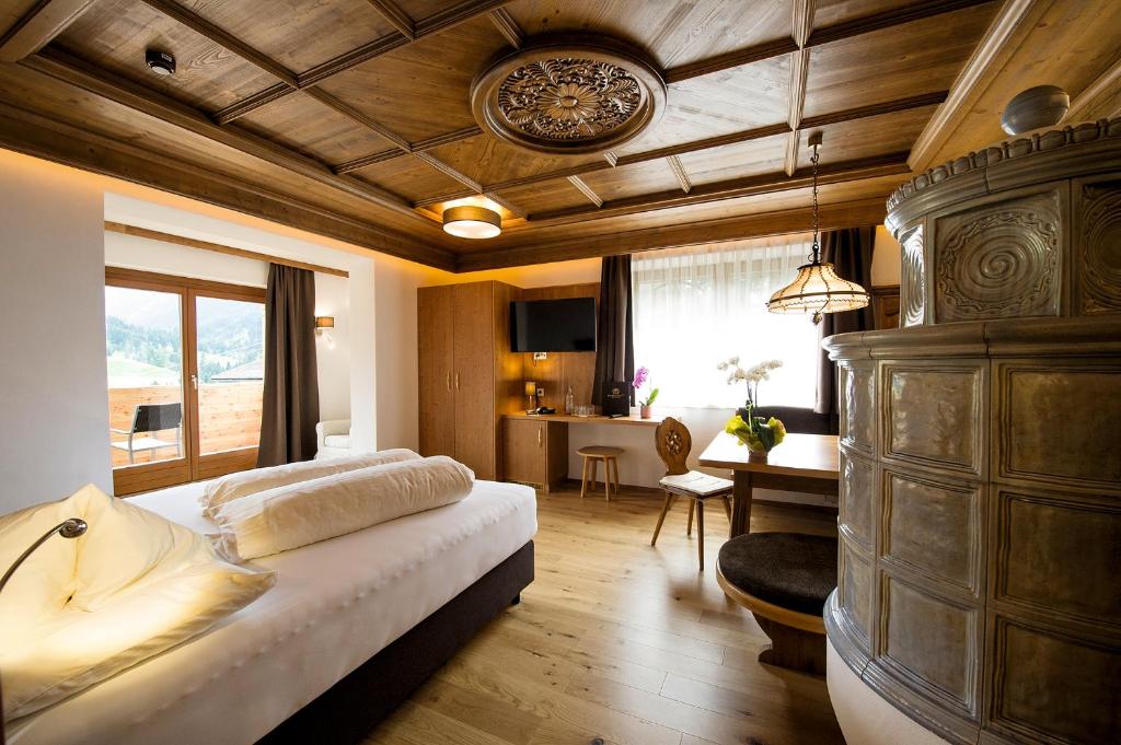 una camera con letto e scrivania di Der Paternwirt a Maria Luggau
