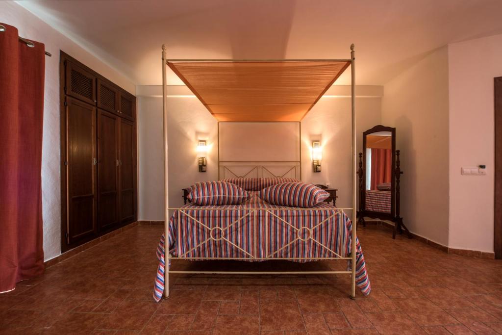 Postel nebo postele na pokoji v ubytování Hotel de Naturaleza Rodalquilar & Spa Cabo de Gata
