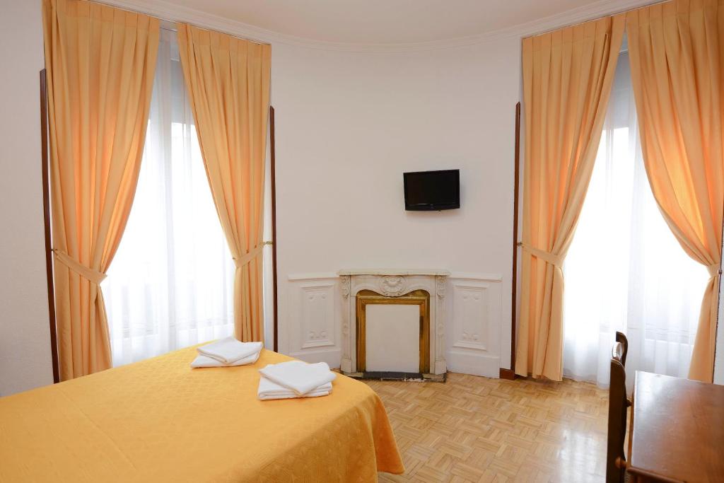 A bed or beds in a room at Hostal Edreira