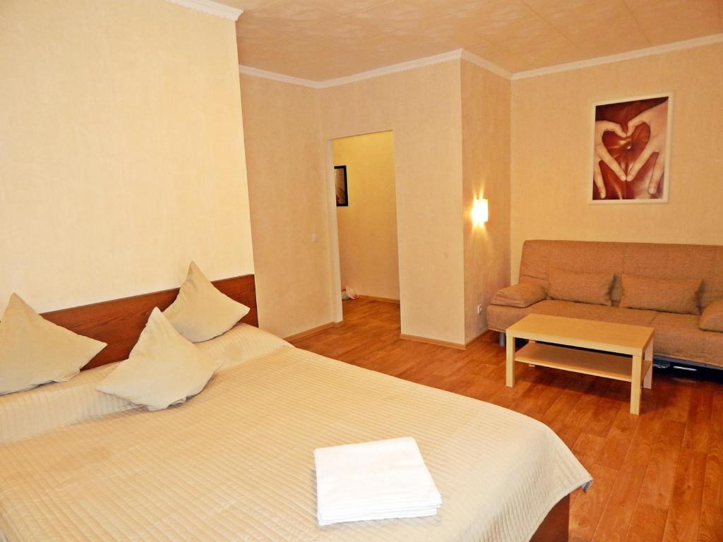 モスクワにあるApartment Hanaka Zeleniy 93のベッドとソファ付きのホテルルーム