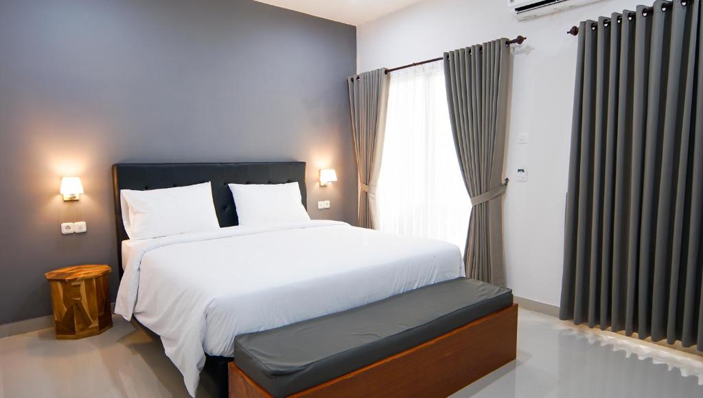 Una cama o camas en una habitación de Bintang Darmawan Villa (BDV)