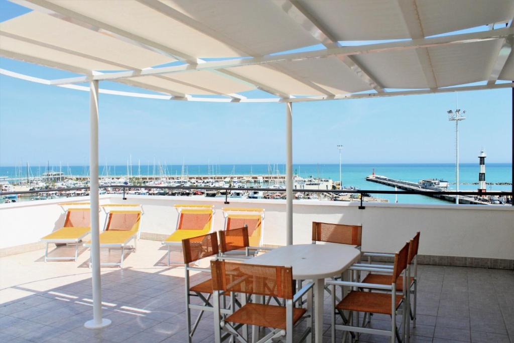 カットーリカにあるResidence Fiorellaのビーチの景色を望むパティオ(テーブル、椅子付)