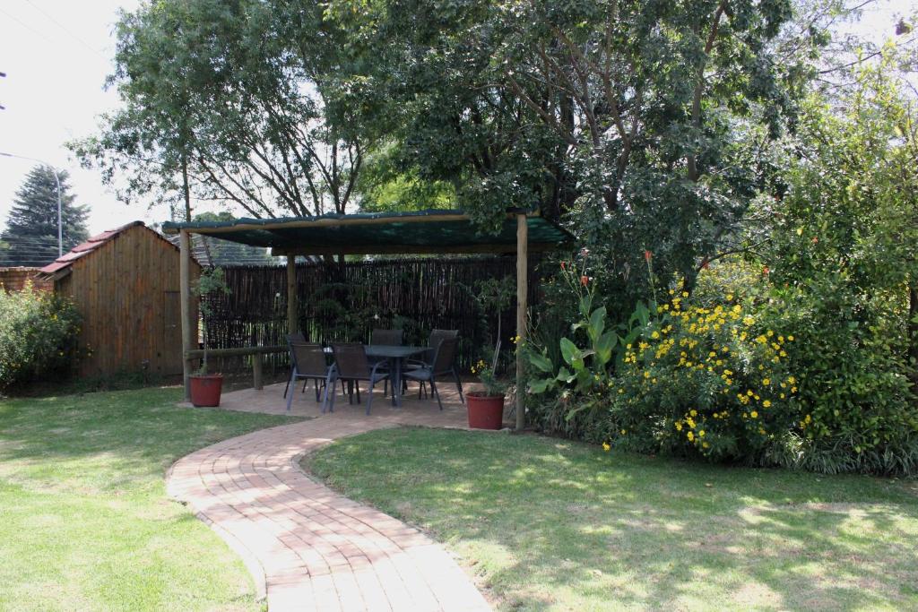 Taman di luar The Lazy Grape Guest Lodge & Spa