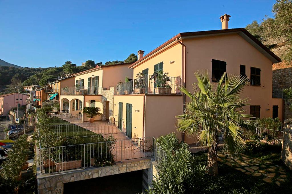 une grande maison avec un pont en face dans l'établissement Residence I Gabbiani, à Portovenere