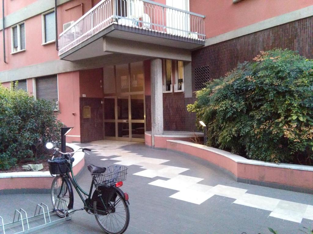 una bicicletta parcheggiata di fronte a un edificio di B&B Mameli 41 a Verona