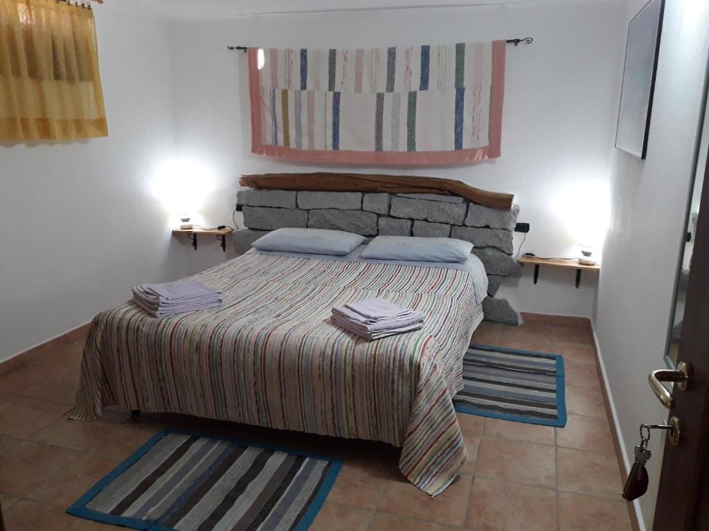 sypialnia z łóżkiem z 2 poduszkami w obiekcie B&B Villa Tancau w mieście Santa Maria Navarrese