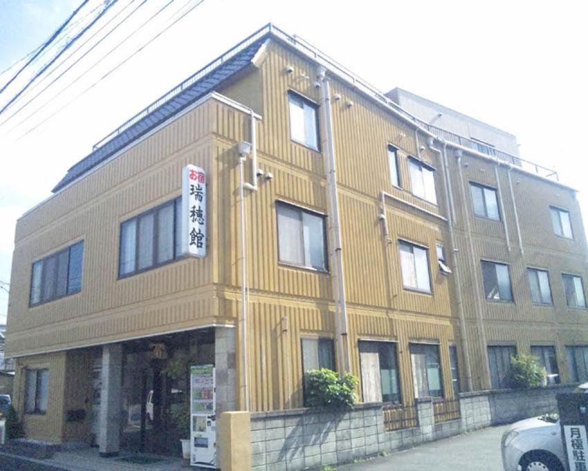 un edificio con un cartel en la parte delantera en Mizuhokan, en Ise