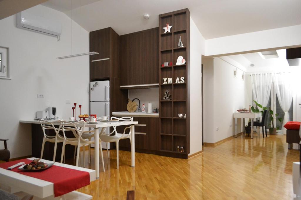 una cucina e un soggiorno con tavolo e sedie di Apartment Fine Living 122 a Vršac