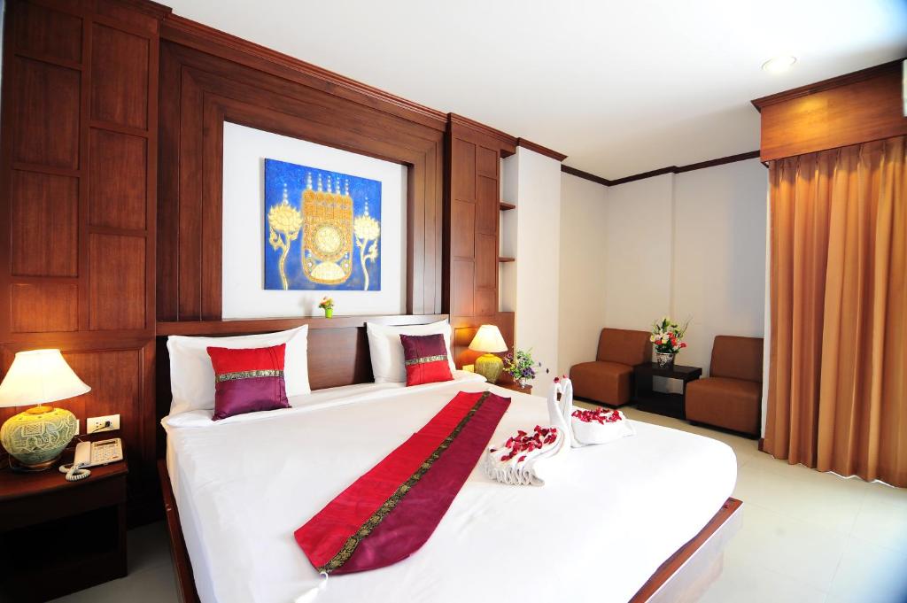 Postel nebo postele na pokoji v ubytování Arita Hotel Patong