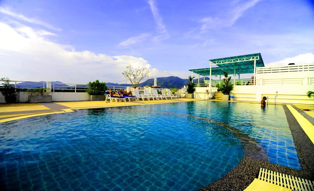 Bazén v ubytování Arita Hotel Patong nebo v jeho okolí