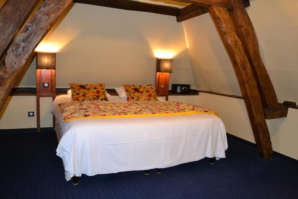 Postel nebo postele na pokoji v ubytování Logis Hôtel & Restaurant - Les Hauts de Montreuil