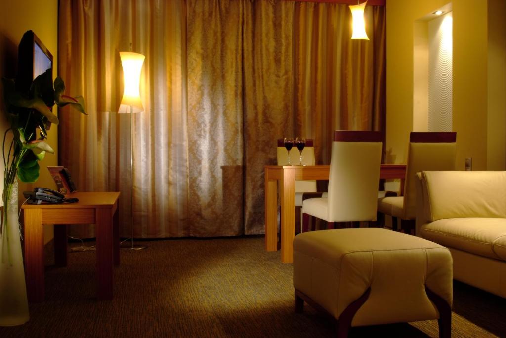 
Apartment (1 Queensize Bed) with Lake View
