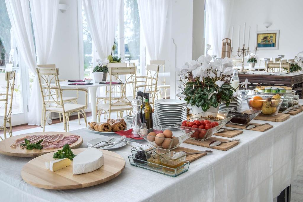 een tafel met veel verschillende soorten voedsel erop bij Il San Francesco Charming Hotel in Sabaudia