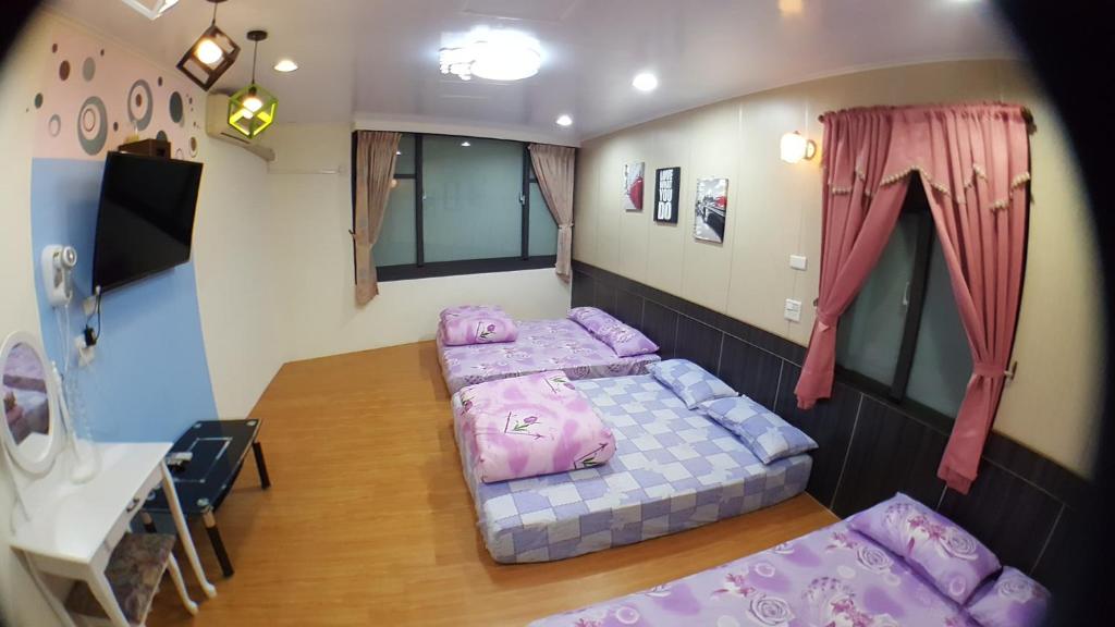 Postel nebo postele na pokoji v ubytování 龍園旅館Long Yuan Hotel