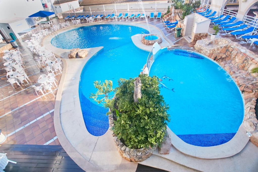 een uitzicht over het zwembad van een resort bij Hotel Kilimanjaro in El Arenal
