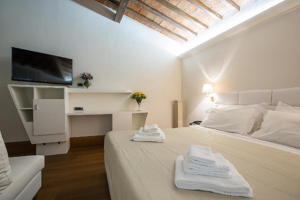 Postel nebo postele na pokoji v ubytování Relais Hotel Centrale "Dimora Storica"