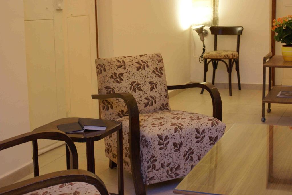 un soggiorno con sedia e tavolo di Yiayia's House Limassol city a Limassol