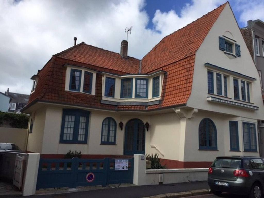 une maison blanche avec un toit rouge dans l'établissement Appartement - Villa 