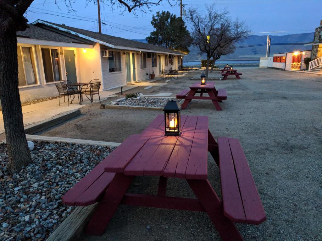 - une table de pique-nique avec une lumière au-dessus dans l'établissement Lakeview Motel, à Lake Isabella