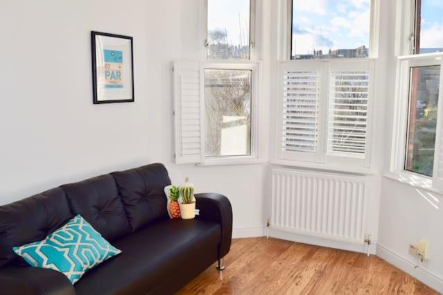 Gorgeous & Chic West Hampstead Apartment (KR39)