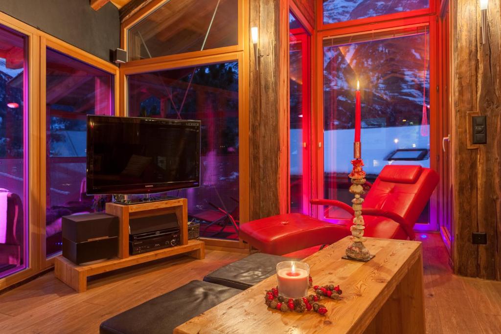 TV a/nebo společenská místnost v ubytování Chalet Schwalbennest