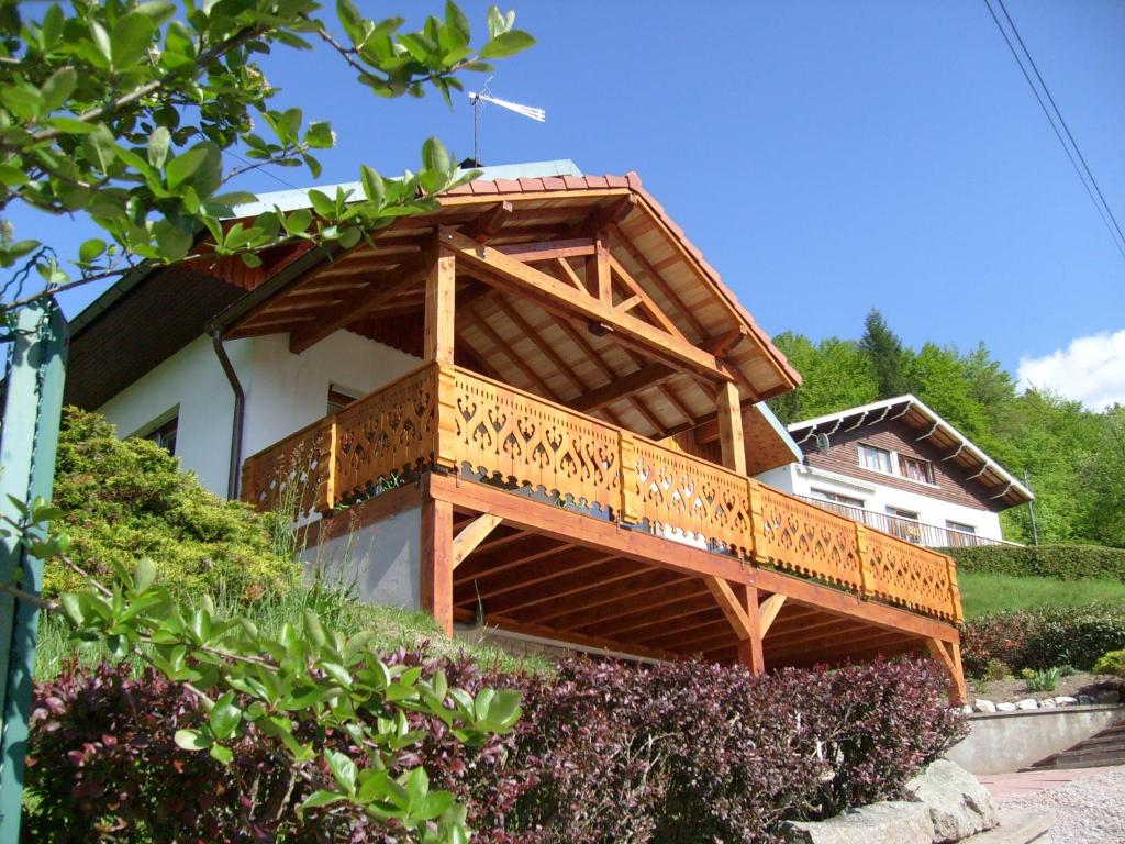 Cette maison dispose d'un balcon en bois. dans l'établissement Chalets Julien, à Le Thillot