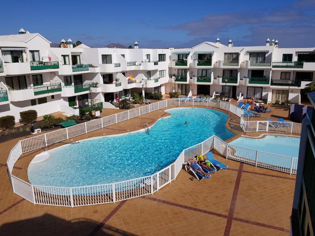 Výhled na bazén z ubytování Playa de las Cucharas Apartments nebo okolí
