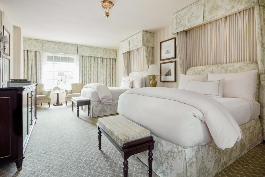 una grande camera da letto con due letti e una grande finestra di The Hay - Adams a Washington