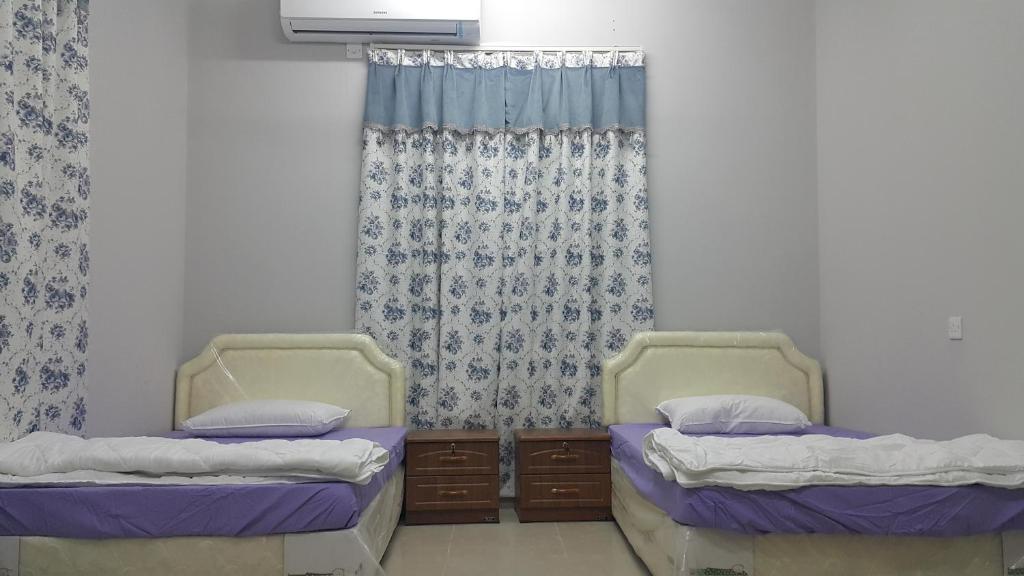Postel nebo postele na pokoji v ubytování Dar ALHamra Inn