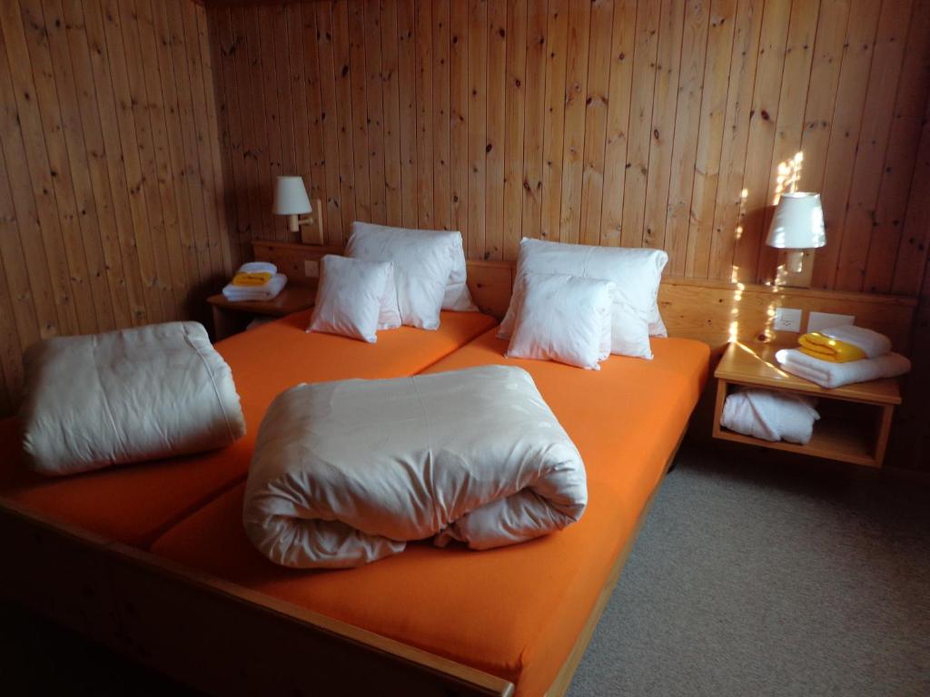 Postel nebo postele na pokoji v ubytování Gasthof Surselva