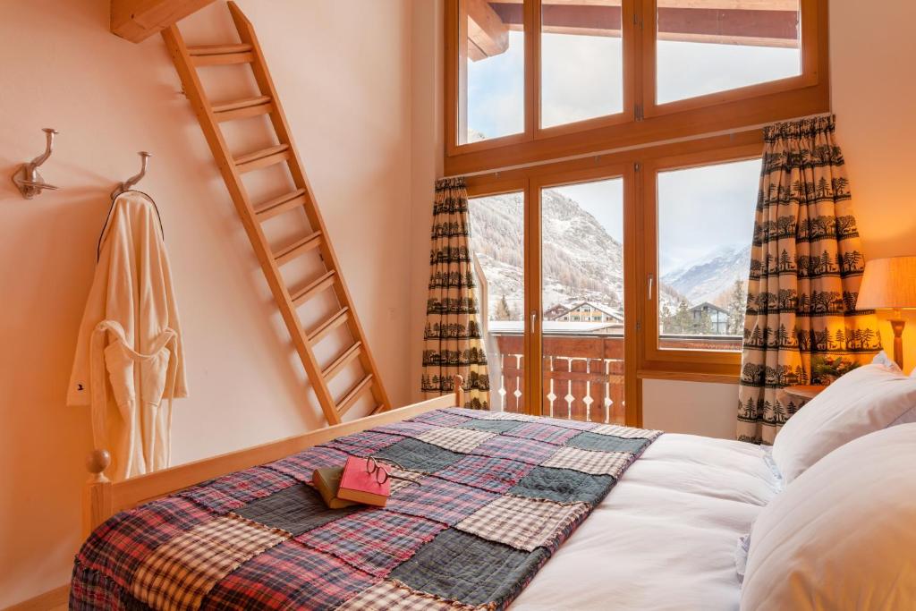 Postel nebo postele na pokoji v ubytování Vrony Apartments by Hotel Walliserhof Zermatt