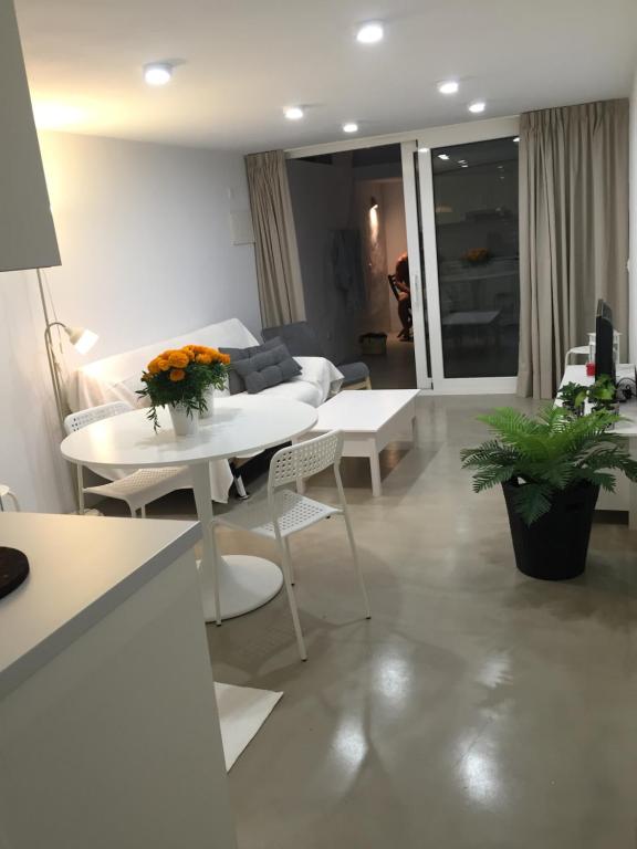 uma sala de estar com uma mesa e um sofá em Apartamento Playa Encantador em Puerto del Carmen