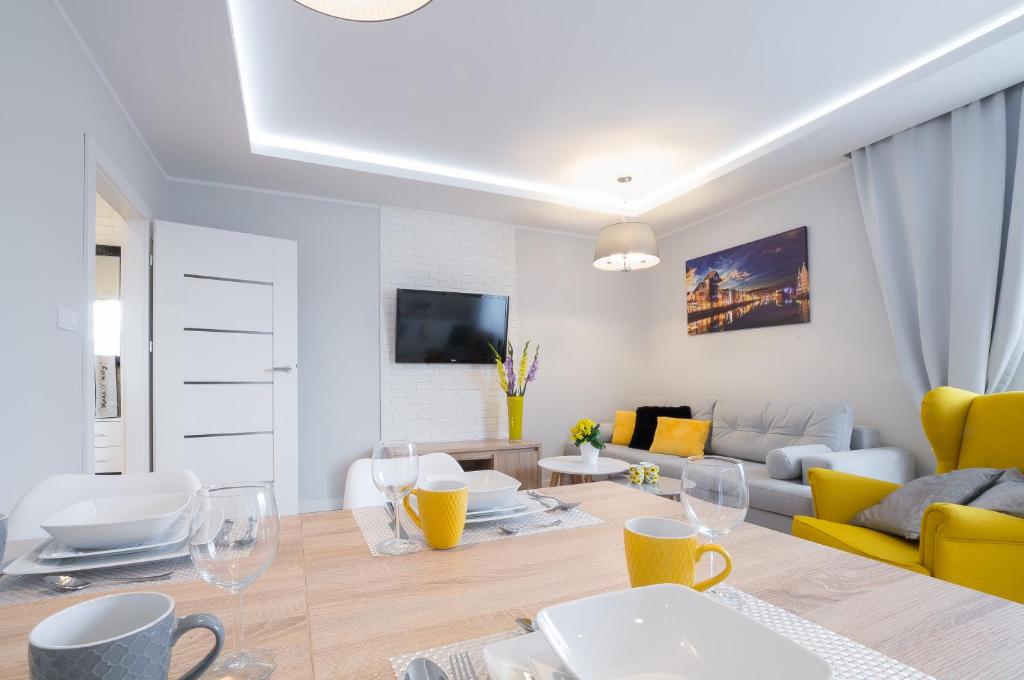 Televízia a/alebo spoločenská miestnosť v ubytovaní Rajska Apartament- Gdańsk