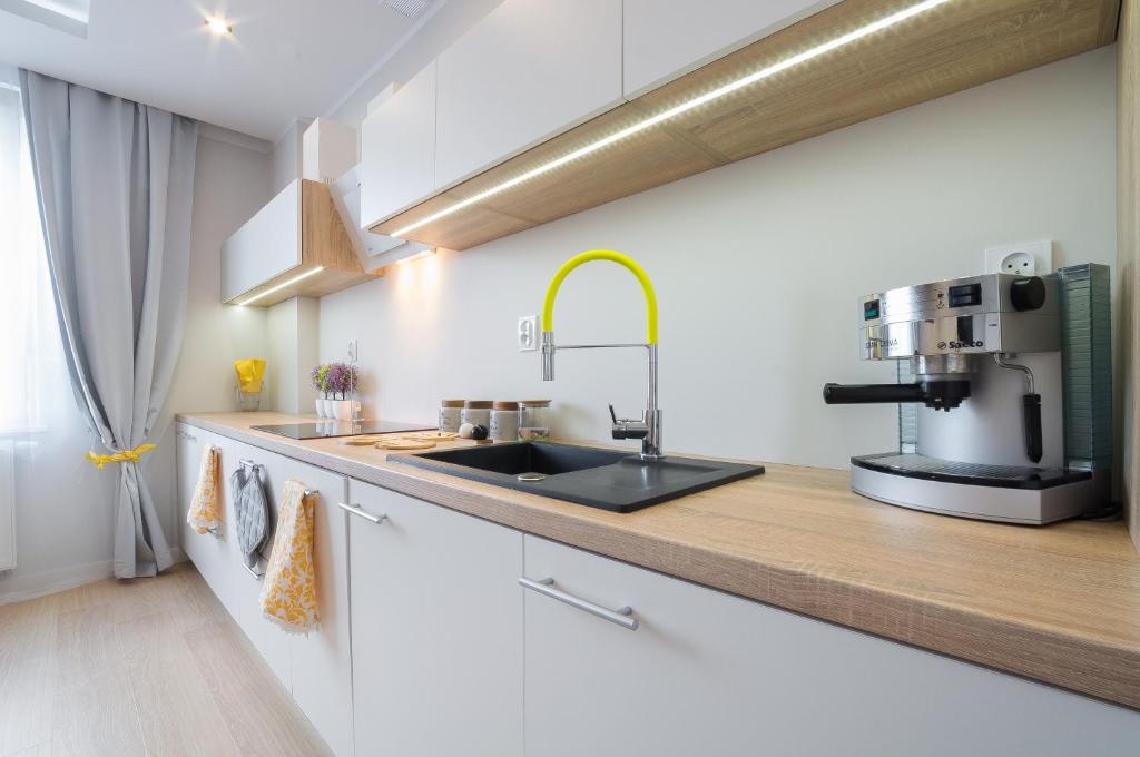 Kuchyňa alebo kuchynka v ubytovaní Rajska Apartament- Gdańsk