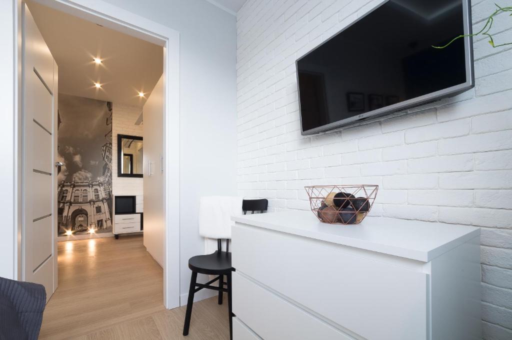Televízia a/alebo spoločenská miestnosť v ubytovaní Rajska Apartament- Gdańsk