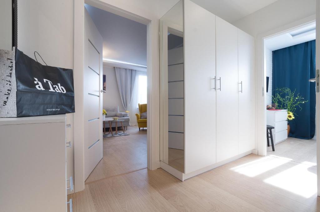 Televízia a/alebo spoločenská miestnosť v ubytovaní Rajska Apartament- Gdańsk